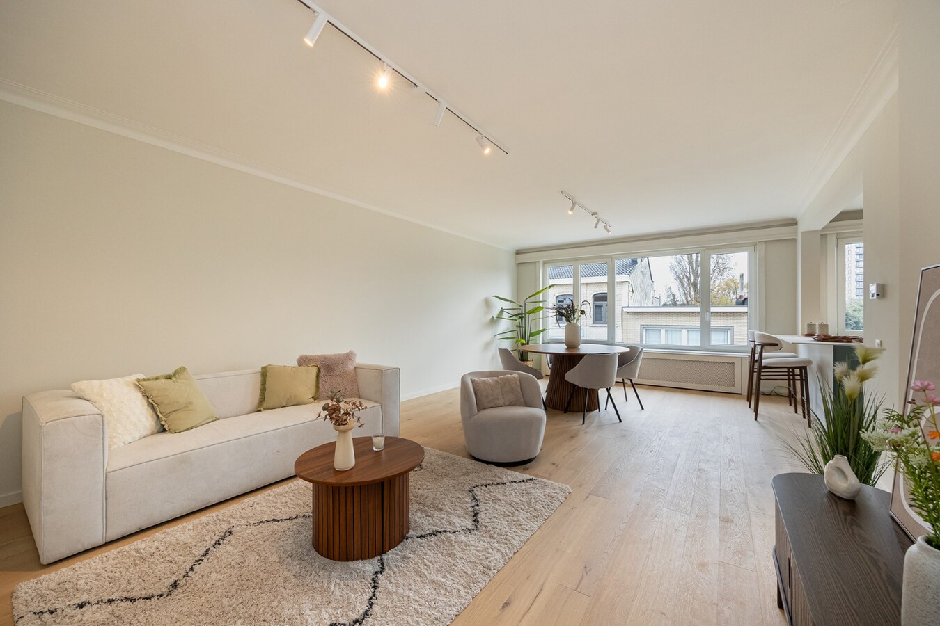 Gerenoveerd appt. met 2 slpk en terras te Wilrijk! 