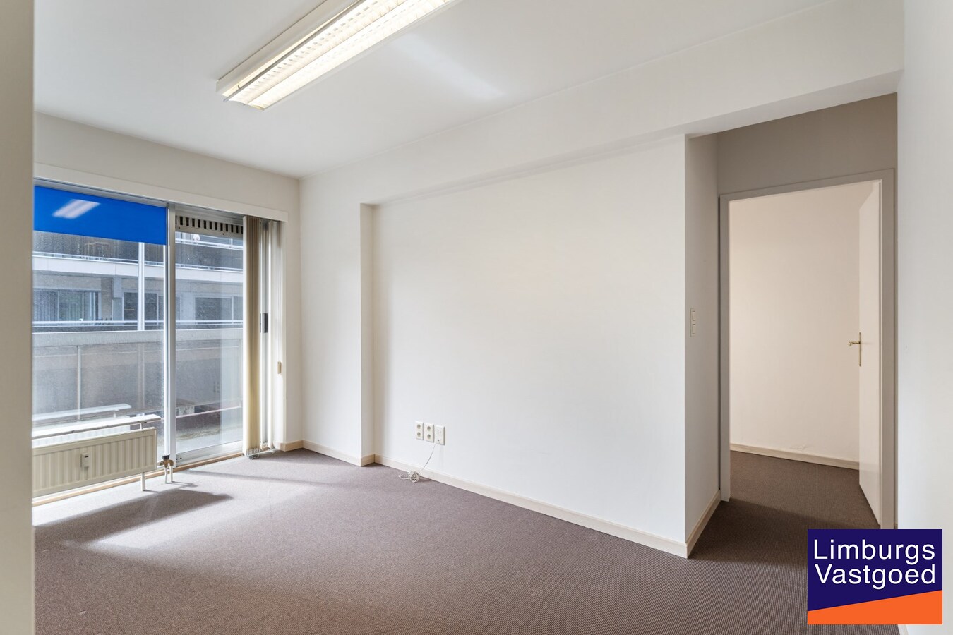 Handelspand/Kkantoor/ vrijberoep TE HUUR op toplocatie, 226m², ruime parkeergelegenheid 