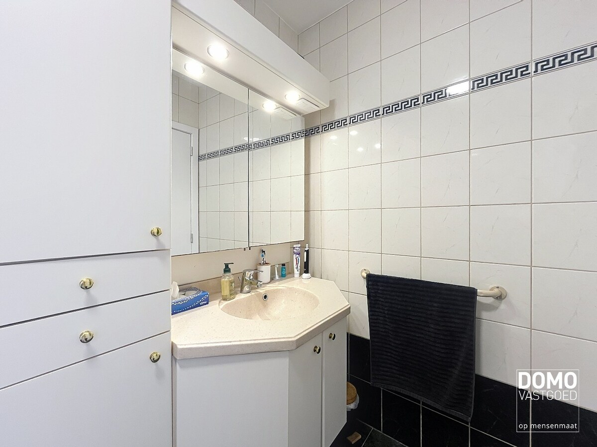 RUIM APPARTEMENT MET TERRAS, 2 SLAAPKAMERS EN PARKEERPLAATS IN HET CENTRUM VAN HASSELT 