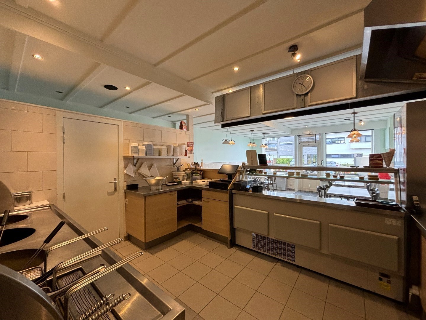 Frituur met volledige inboedel en bovengelegen appartement in Leopoldsburg 