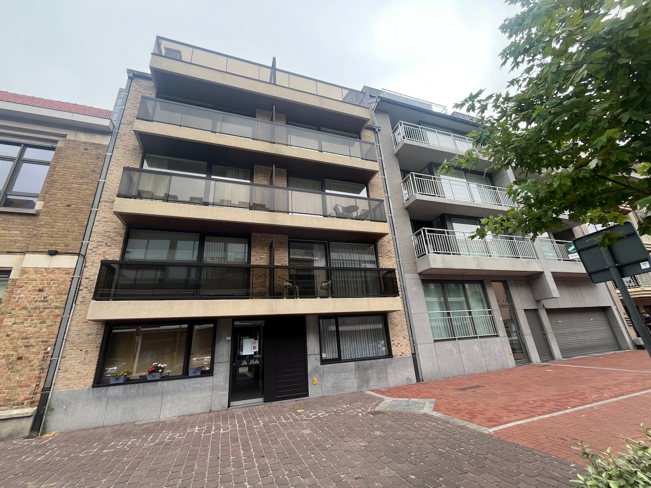 Centraal gelegen auto-staanplaats met een centrale ligging op de Van Rysselberghestraat . 