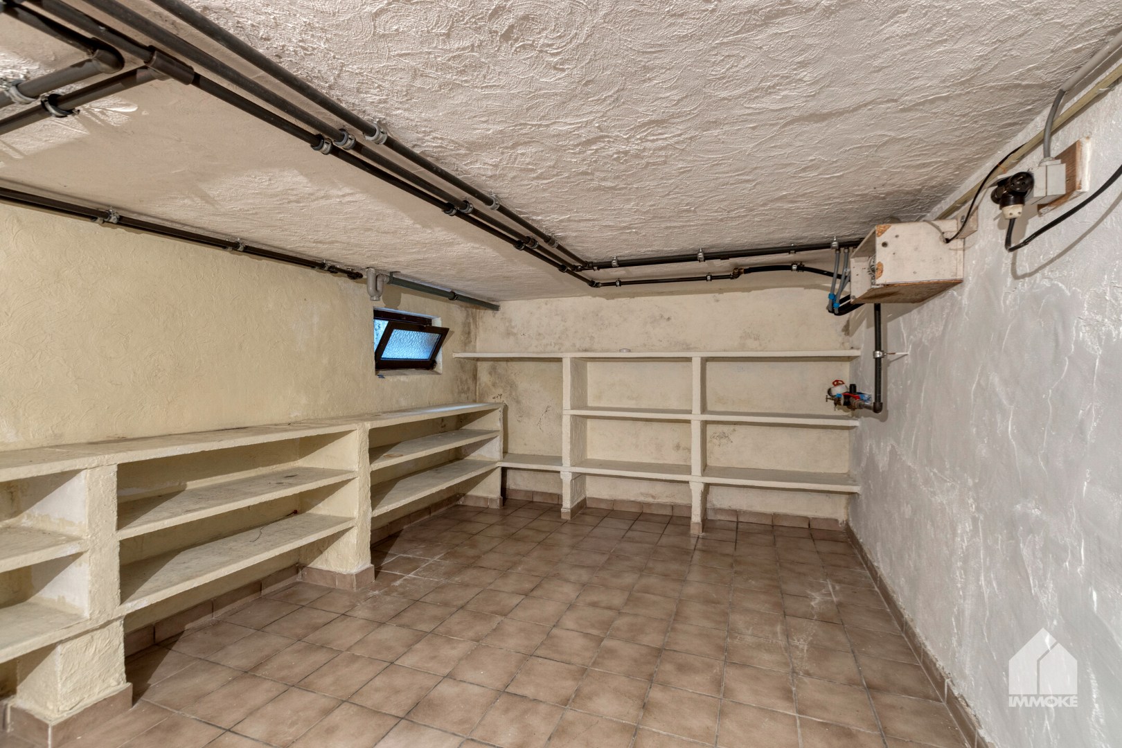 Te renoveren, gelijkvloerse woning op 13a 60ca met 2 slpk en garage. 