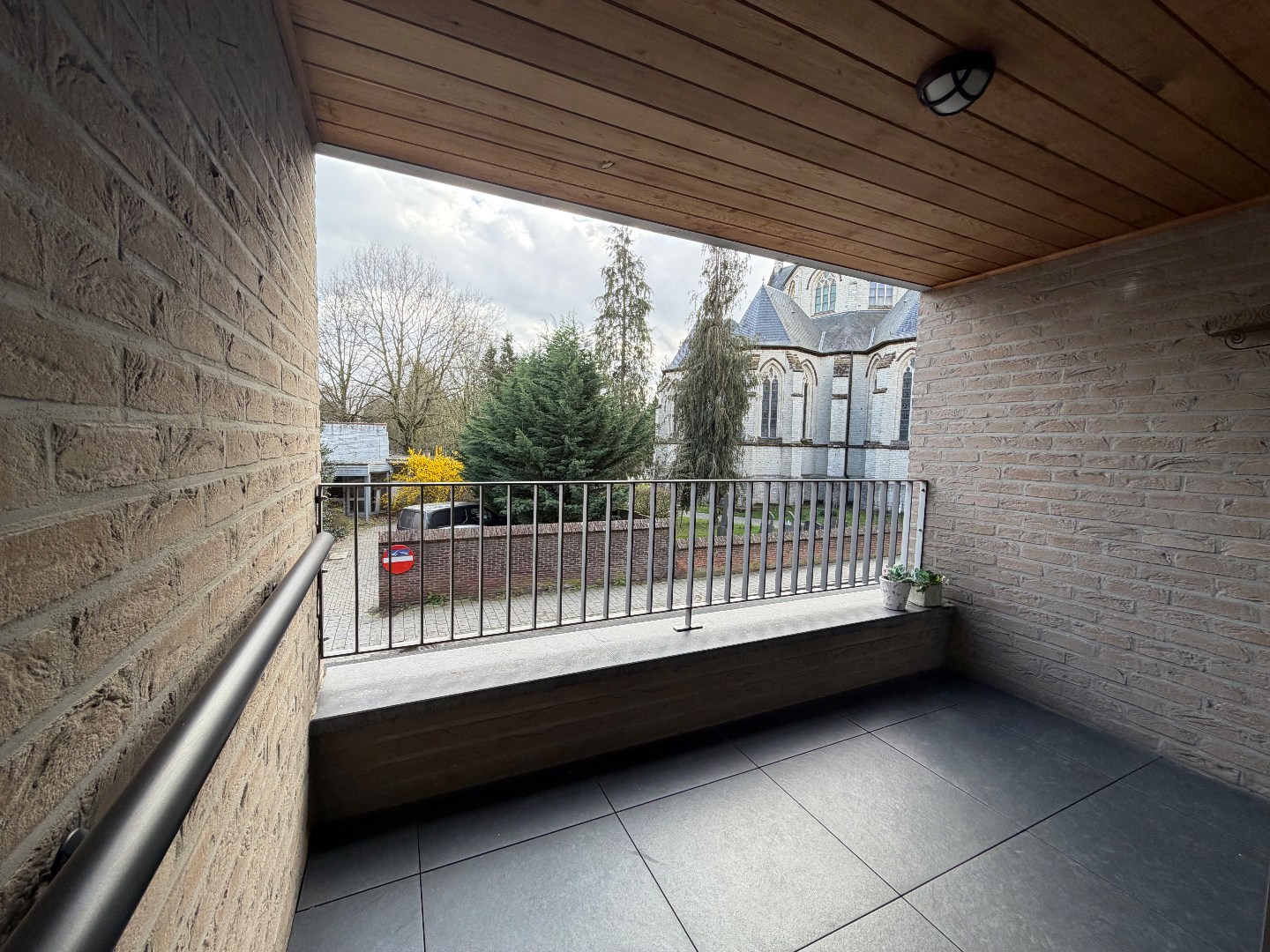 Gezellig en mooi appartement met 2 slaapkamers en autostaanplaats te huur in centrum van Geel! 