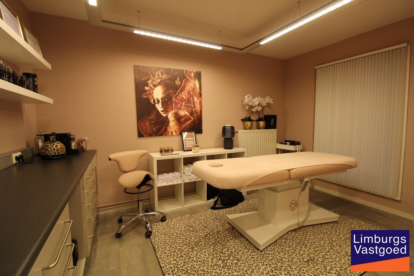 Handels/praktijkruimte, 110m², kelder met drijfkracht, parking 