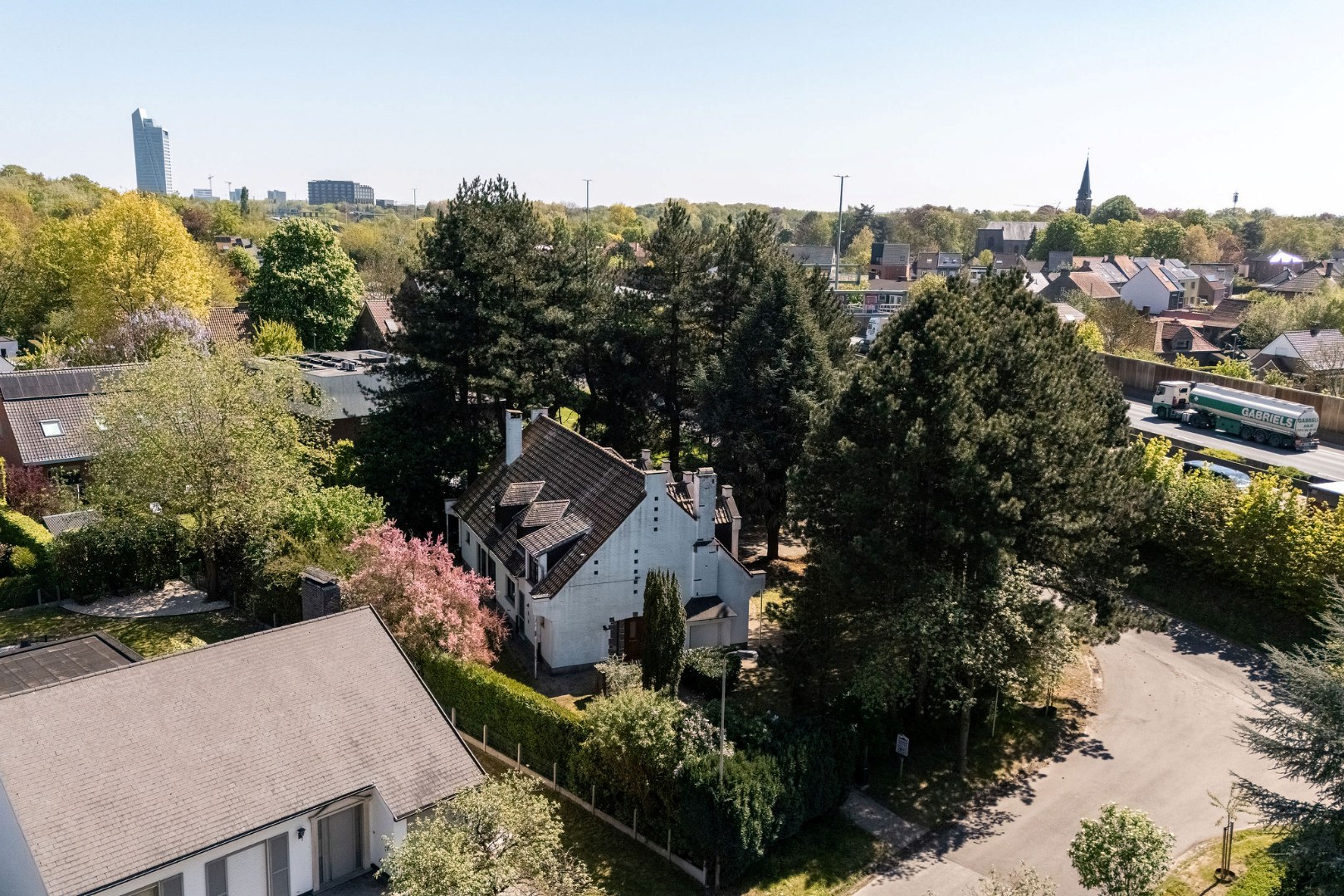 Karaktervolle villa met royale volumes op perceel van 1100m2 nabij de E40 