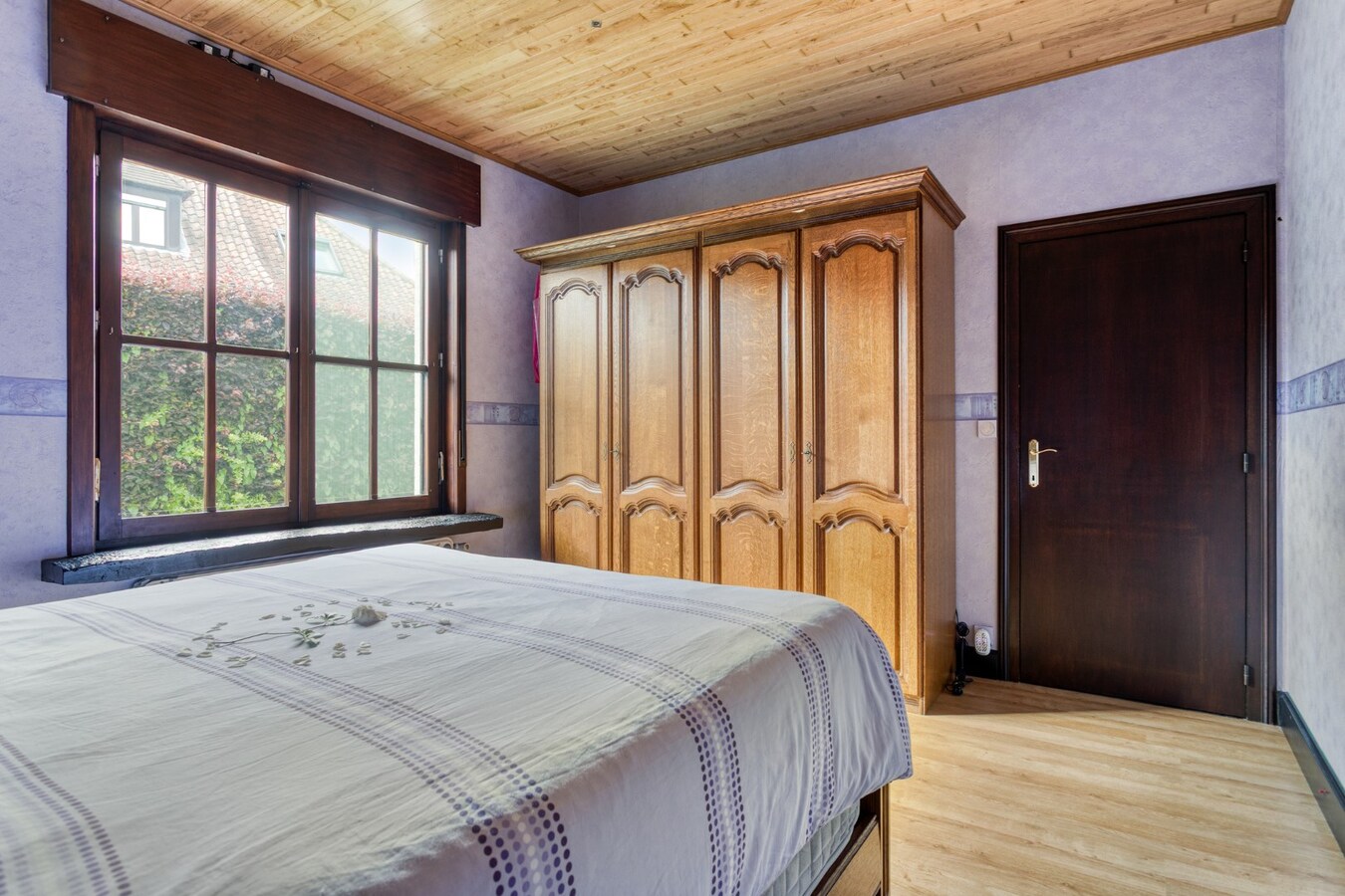 Charmante alleenstaande woning met 5 slaapkamers en ruime tuin (900m2) 