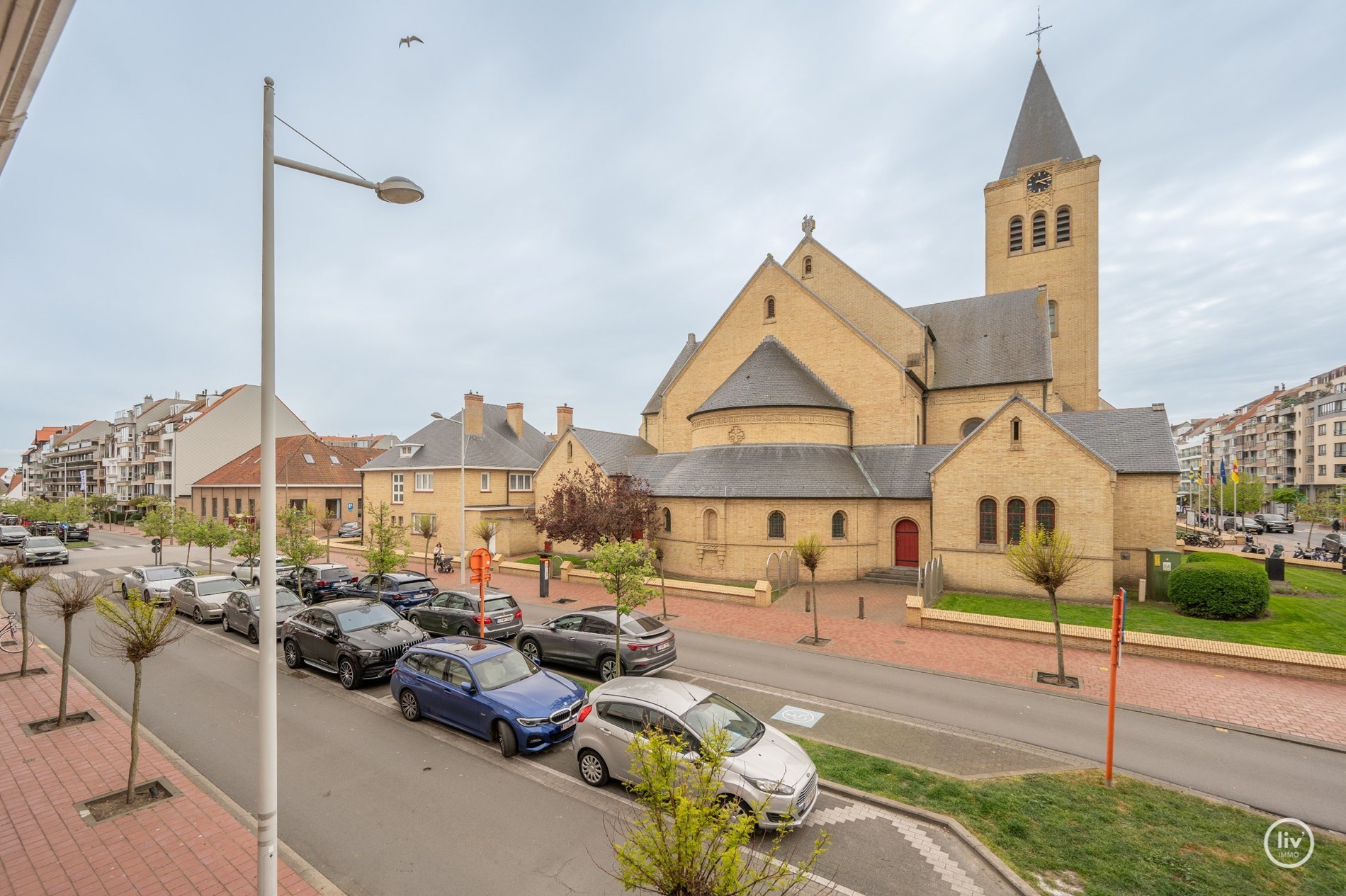 Magnifiek gerenoveerd appartement van 150 m² met open zicht op de Heilighartl kerk – Dumortierlaan, Knokke 