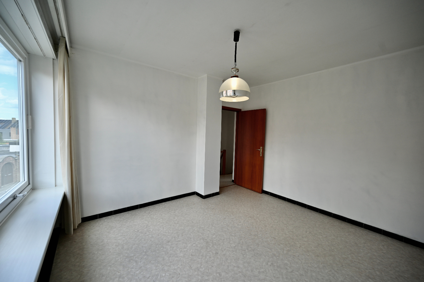 KNAPPE BEL-ETAGE WONING MET GARAGE EN ZUID-GERICHTE TUIN 