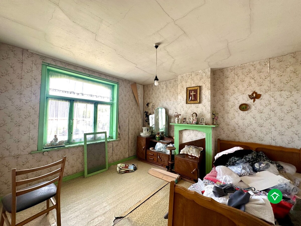 Te renoveren of te slopen woning op ruim perceel van 854 m² in Ichtegem - ideale opportuniteit voor wie wil bouwen of renoveren in een landelijke omgeving. 