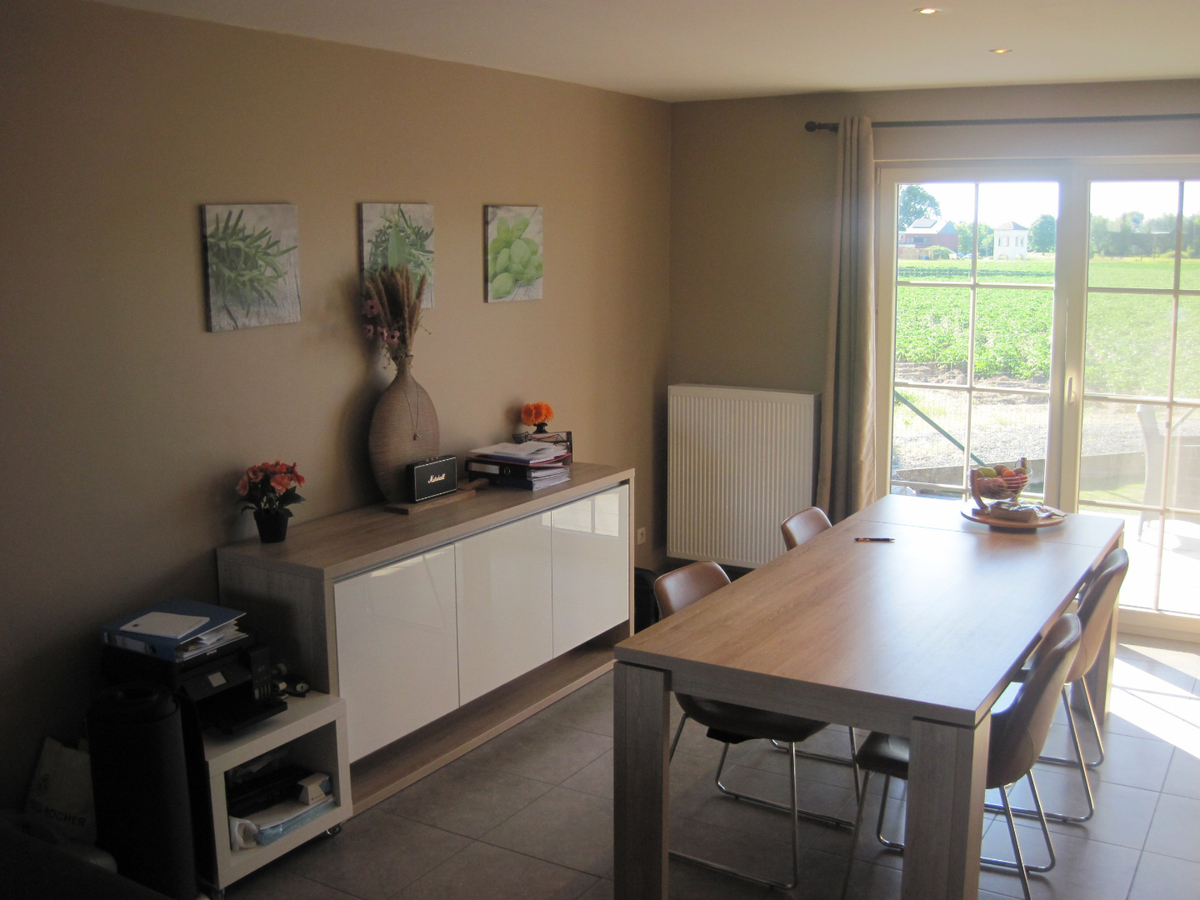 Degelijke woning met terras, tuintje én inpandige garage. 