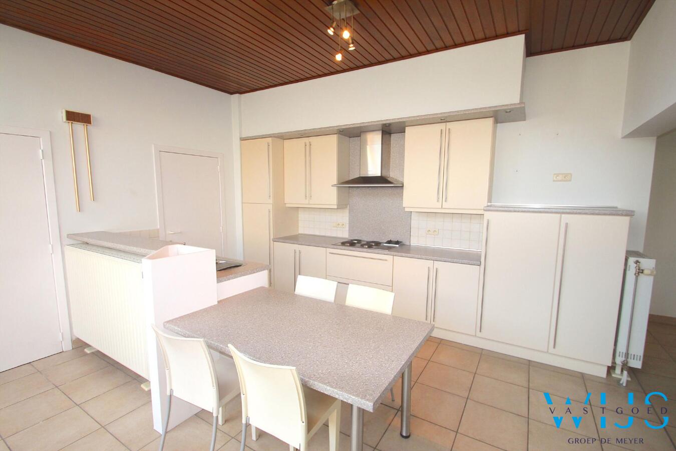 Zeer centraal gelegen en ruime woning met garage te Ertvelde ! 