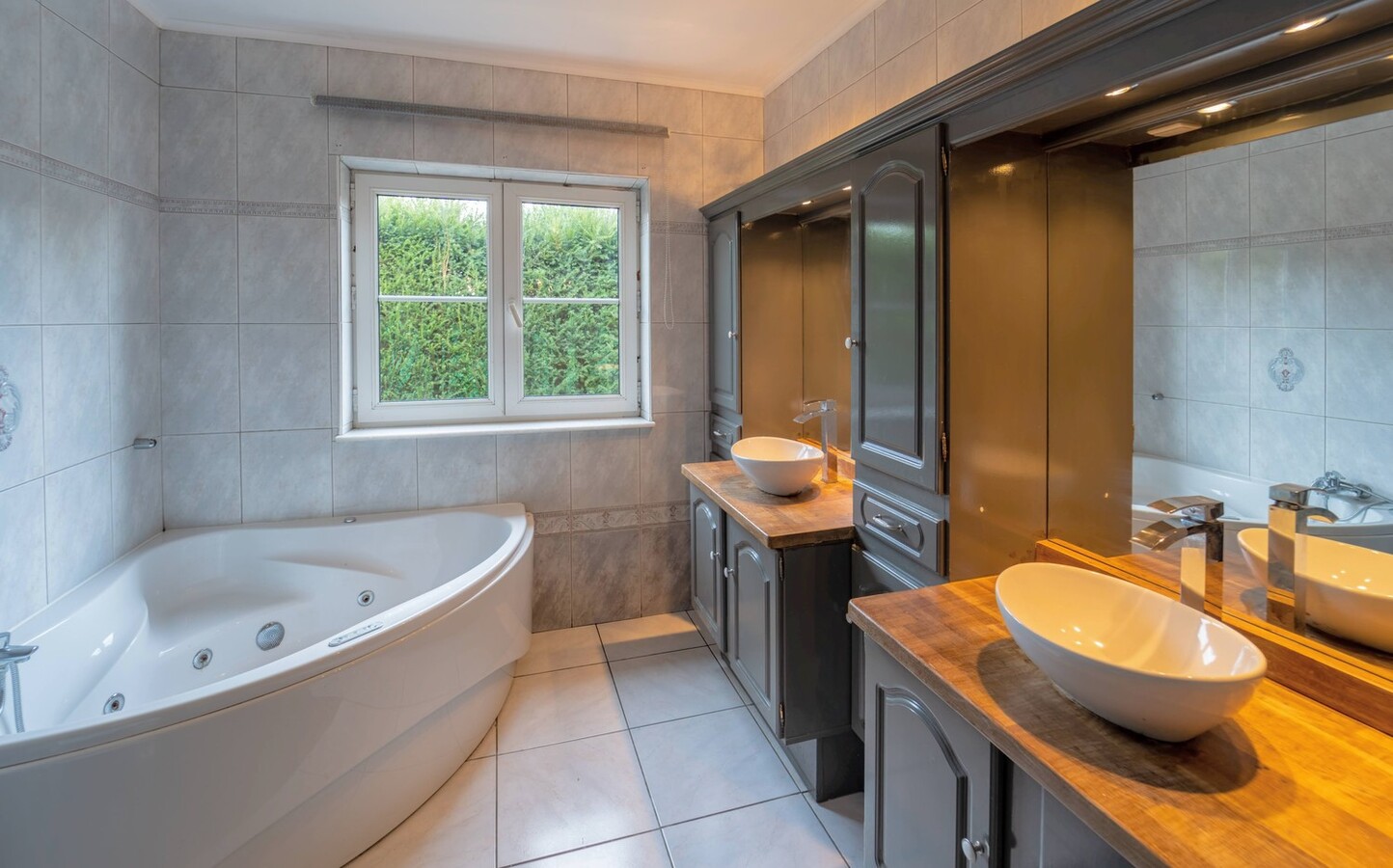 Royale villa met zwembad en extra woonruimte op 3070 m² 