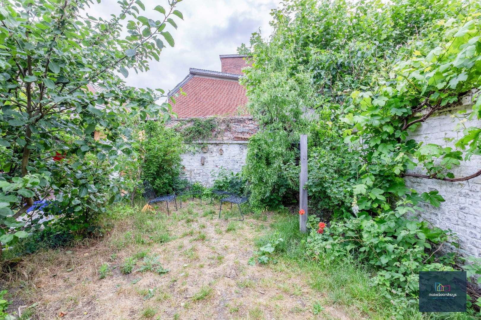 Instapklare woning met aangename tuin en garage 