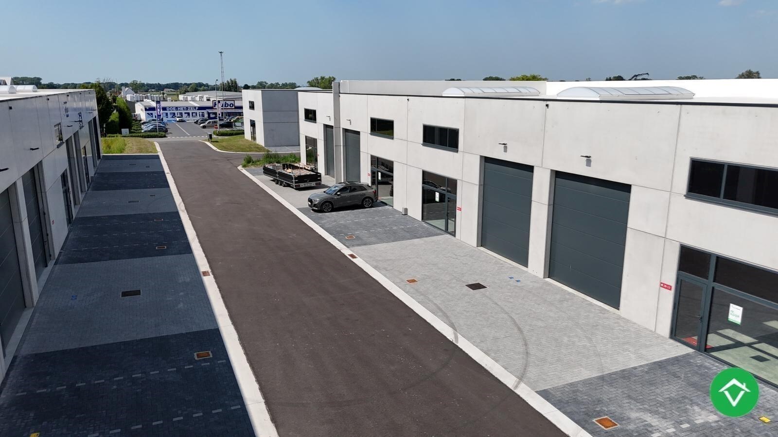 Loods te koop – 225 m² met 3 parkeerplaatsen inbegrepen op de industriezone te Ichtegem 