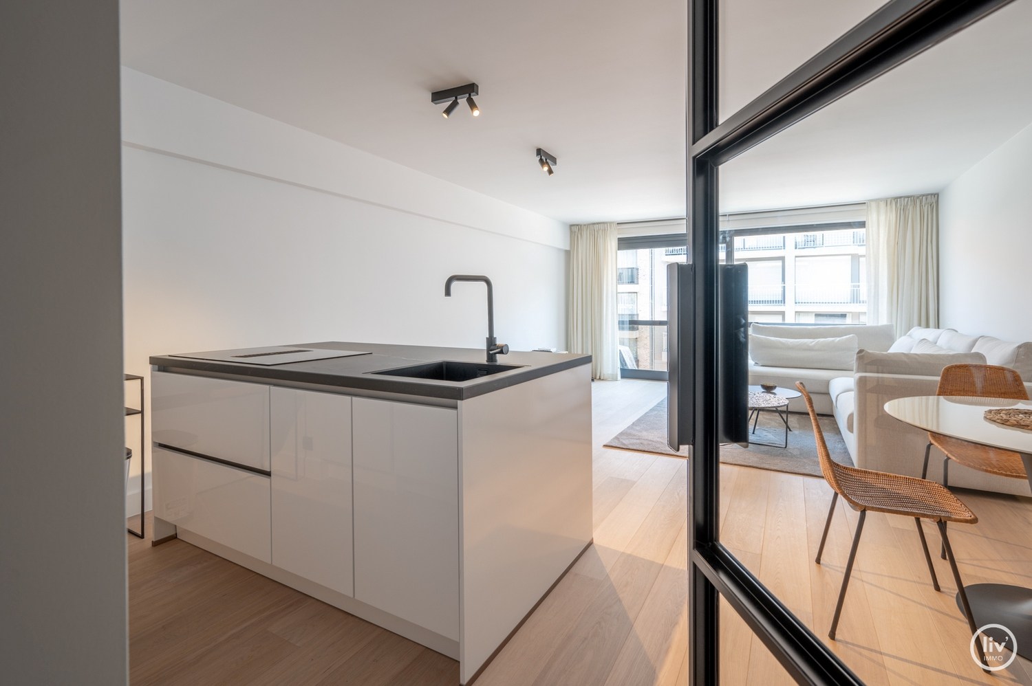 GEMEUBELD - Hoogstaand gerenoveerd en tevens gemeubeld 3-kamer appartement op wandelafstand van de Zeedijk-Albertstrand. 