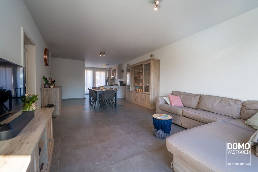 RUIM GELIJKVLOERS APPARTEMENT MET 2 SLAAPKAMERS, TERRAS EN PARKEERGELEGENHEID TE HASSELT (SINT-LAMBRECHTS-HERK) 