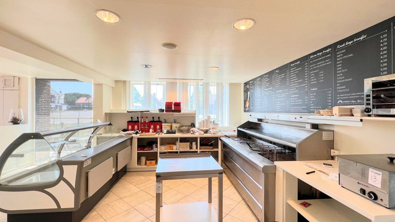 Handelspand met appartement op commerciële toplocatie 