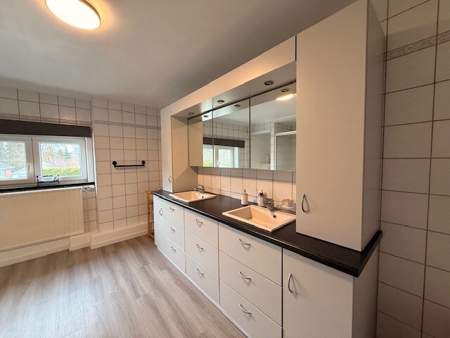 Instapklare gezinswoning met 3 slaapkamers en 2 parkeerplaatsen. 