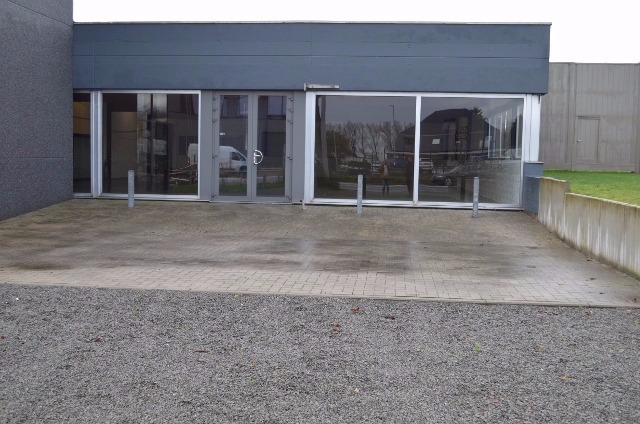 Handelsruimte / magazijn gunstig gelegen te Maldegem 