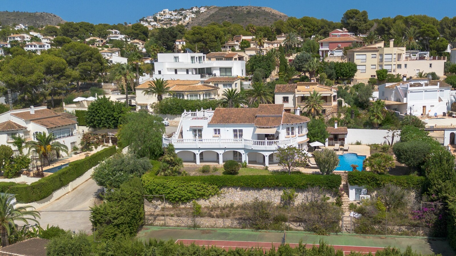 Uniek renovatieproject met zeezicht op wandelafstand van Moraira 