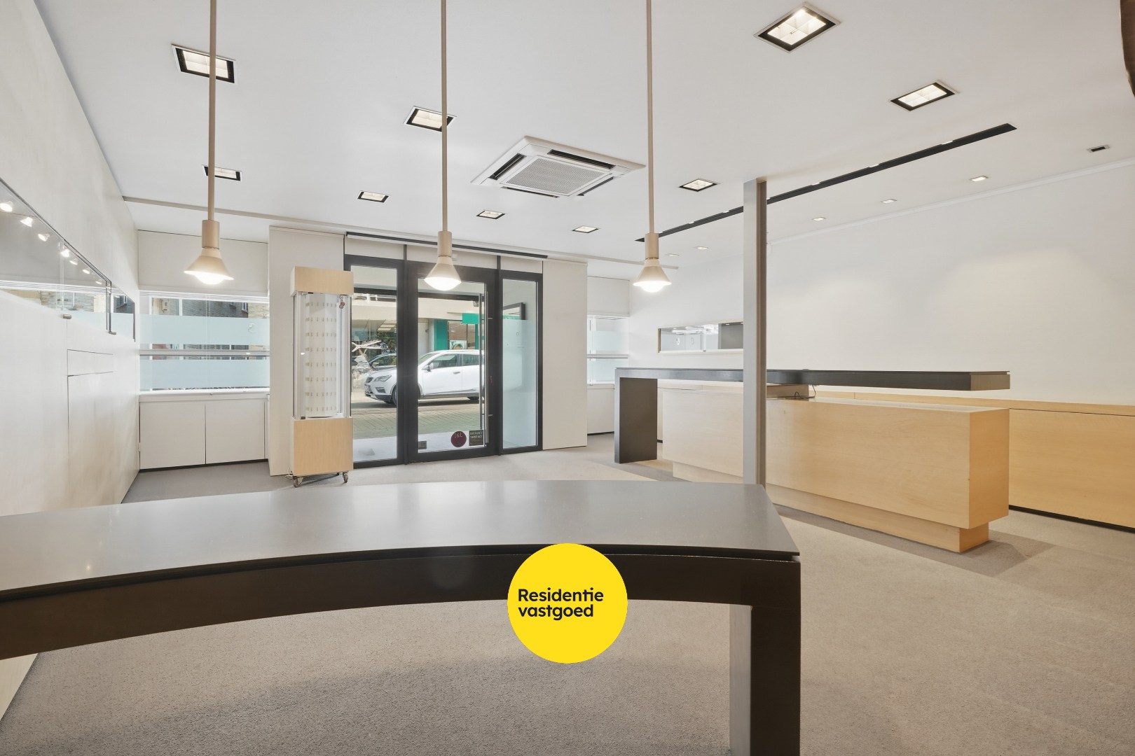 Multifunctionele woning met handelsruimte in hartje Veurne. 