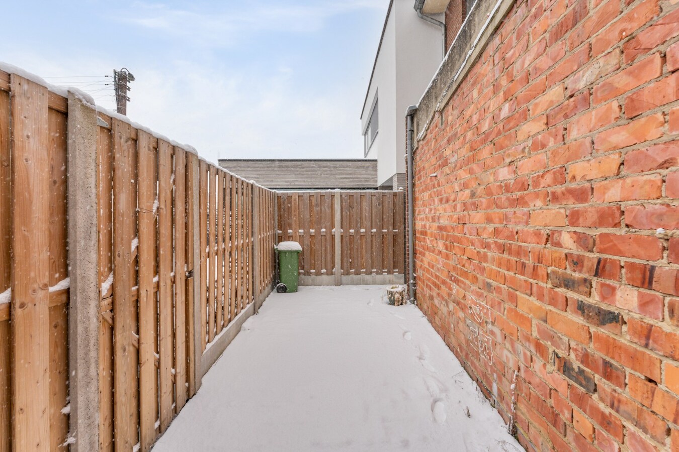 Centraal gelegen gebouw bestaande uit een handelspand op het gelijkvloers en een bovenliggend duplex-appartement! 