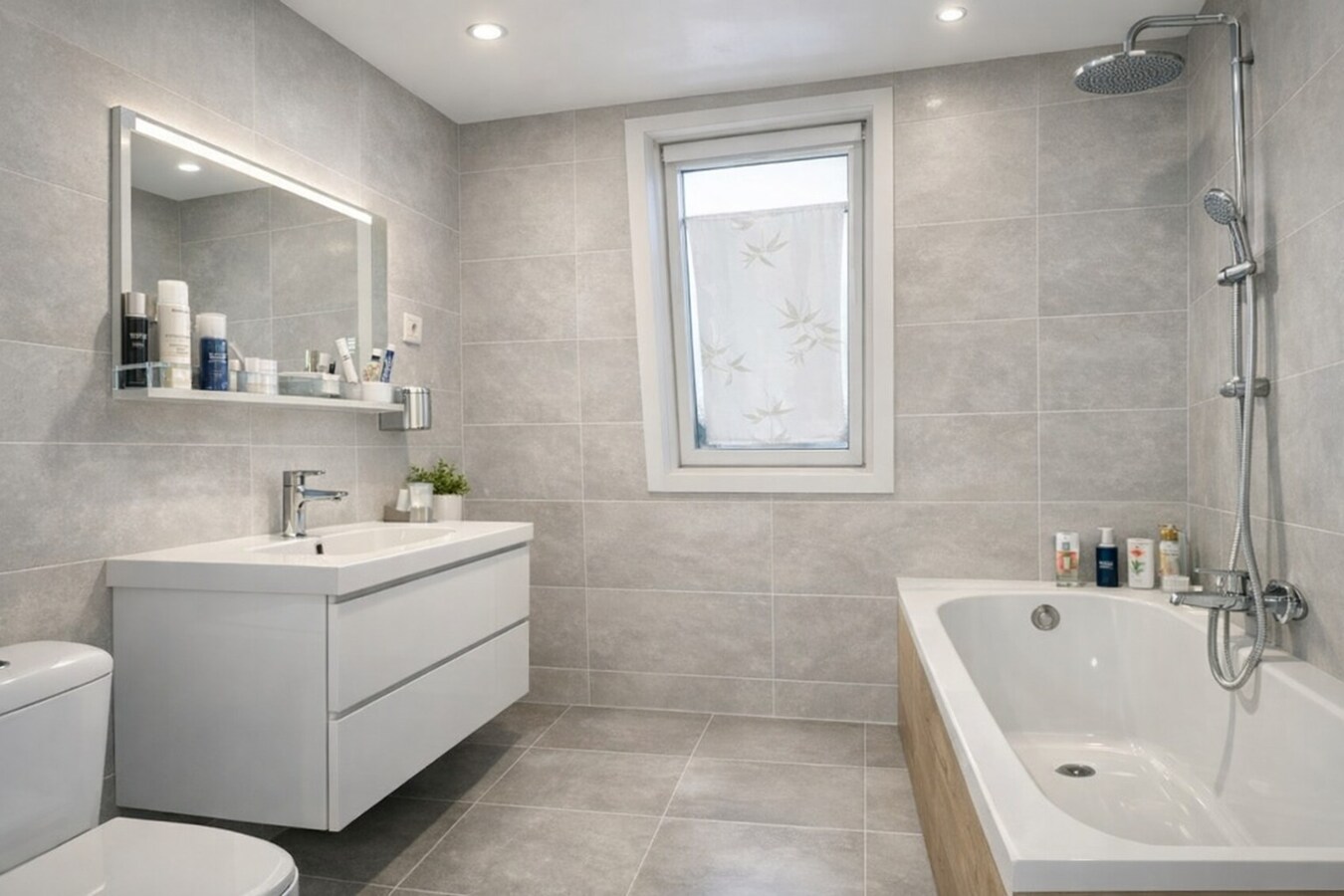 Handelspand met duplex appartement én investeringspotentieel te koop in het hart van Menen 