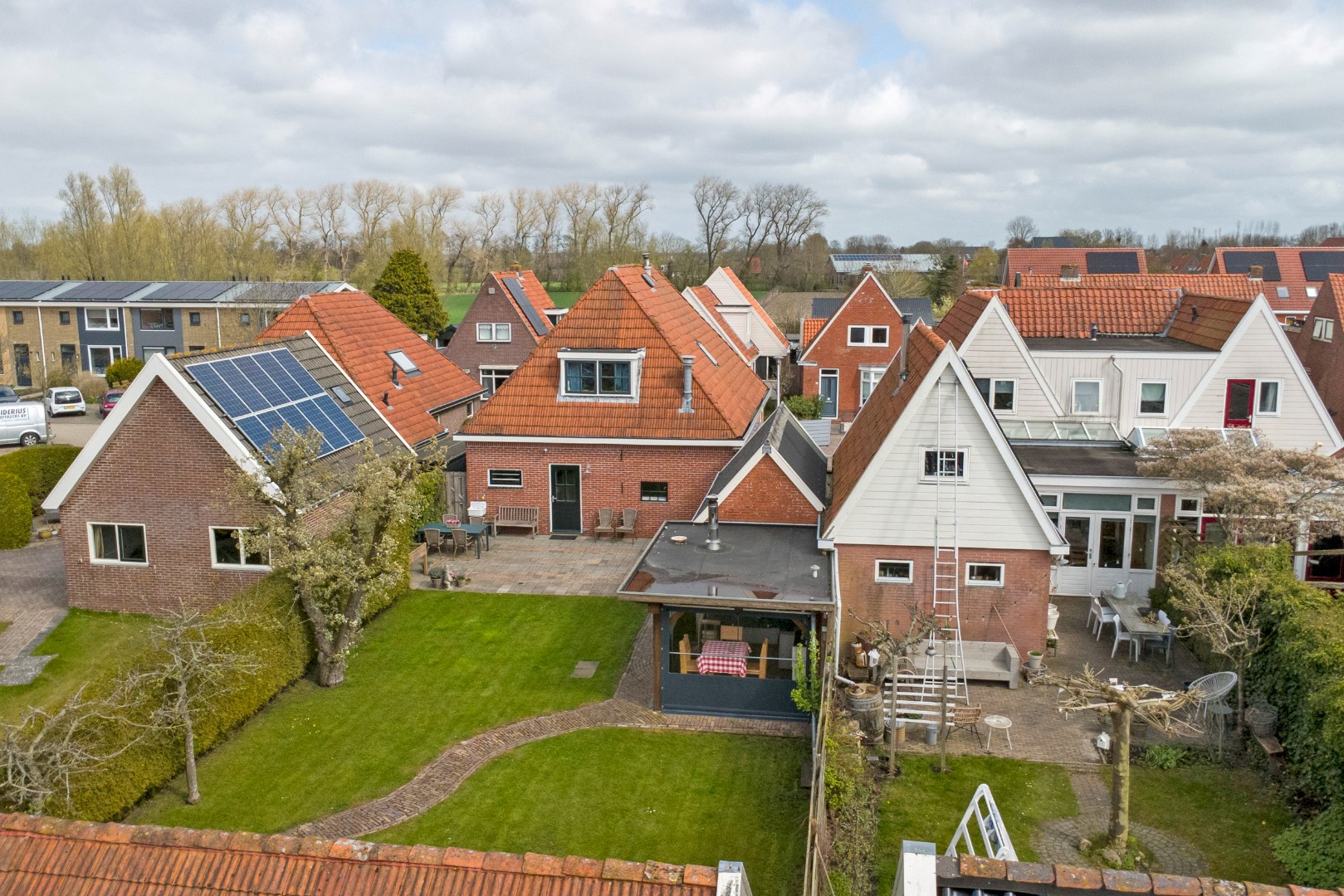 Vrijstaande woning met diepe zonnige tuin, overkapping en royale bijgebouwen 