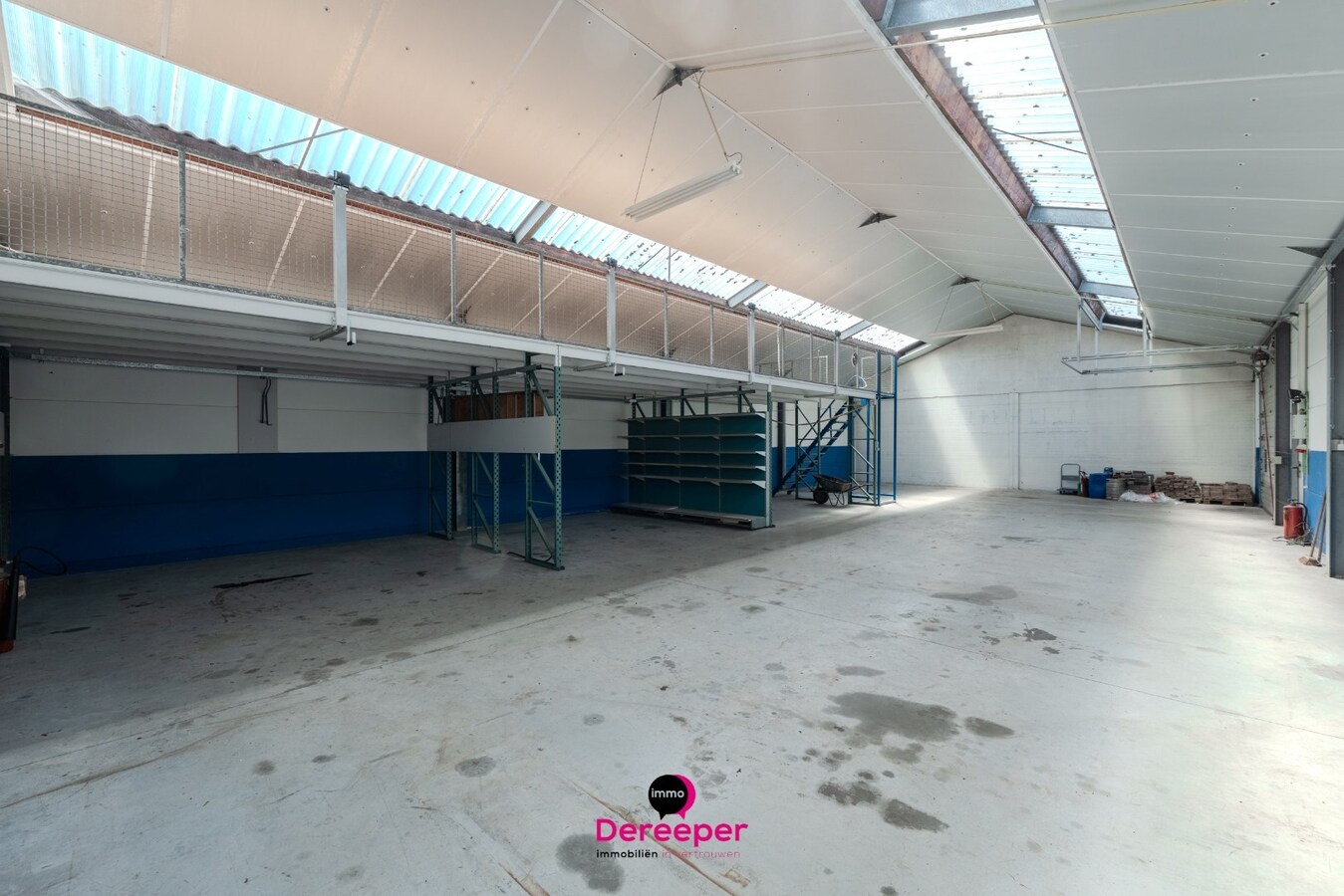 Commercieel pand met showroom, atelier, opslagplaatsen en woonst op toplocatie 