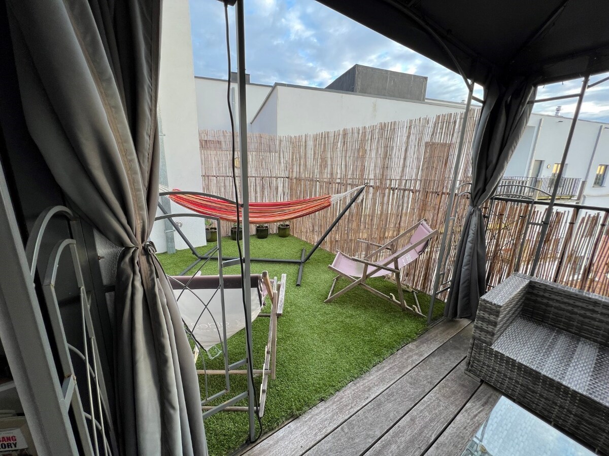 Uniek appartement (2 SUPER terrassen) op de Gaverse Markt !   LOFT-gevoel (hoogte : 3 m). 