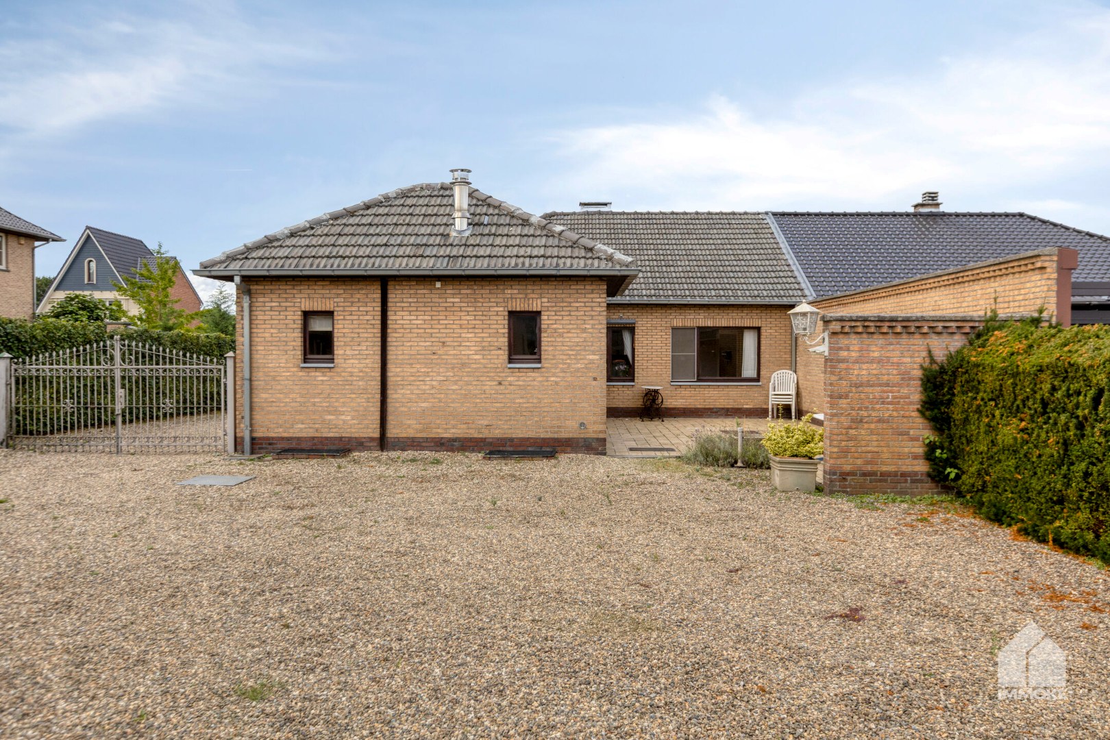 Te renoveren, gelijkvloerse woning op 13a 60ca met 2 slpk en garage. 