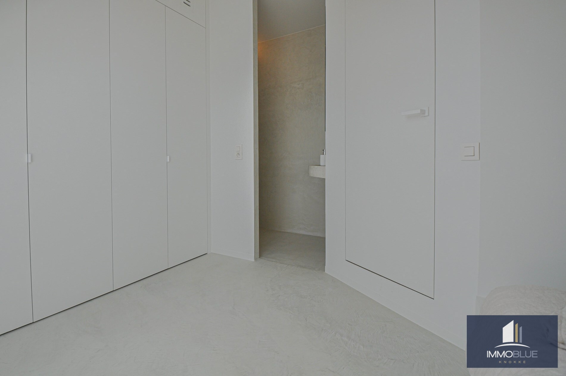 Appartement entièrement rénové avec une grande terrasse ensoleillée. 