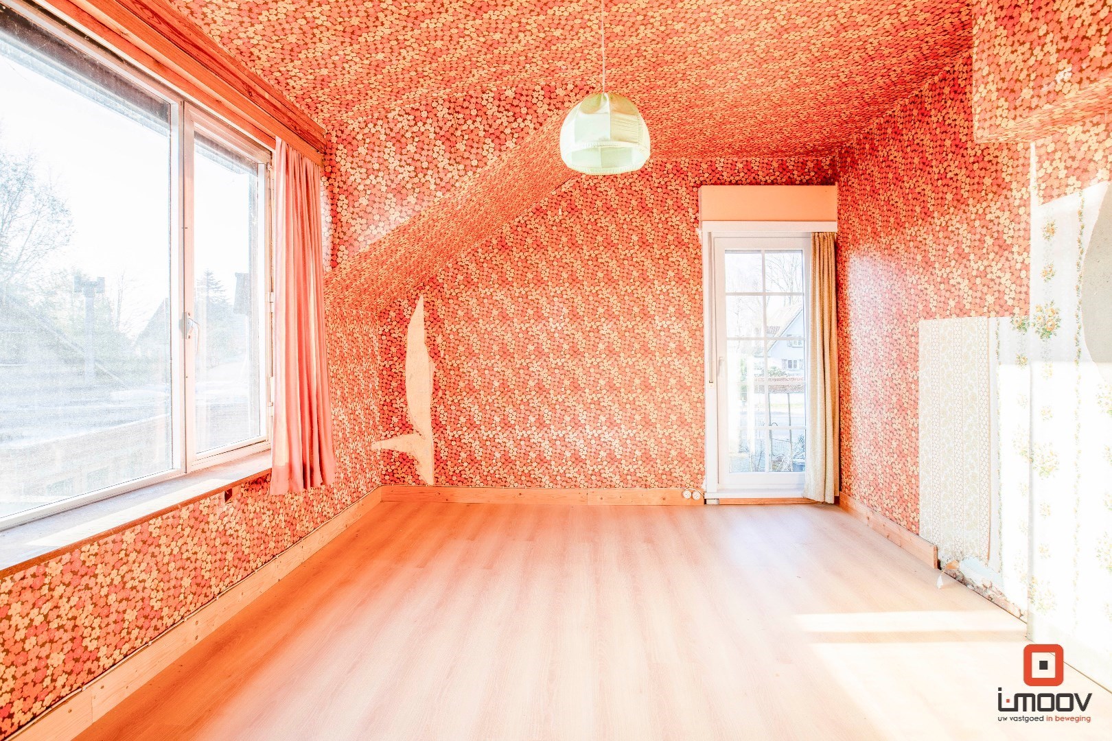 Te renoveren halfopen woning met unieke locatie 