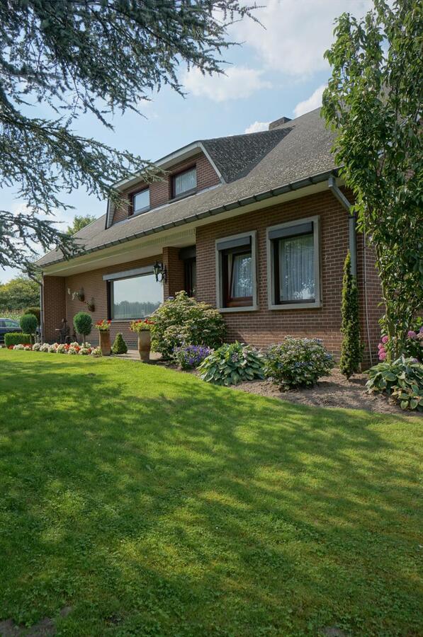 Landhuis met stallen, piste en weide op ca. 3800m² te Neerpelt (Limburg) 