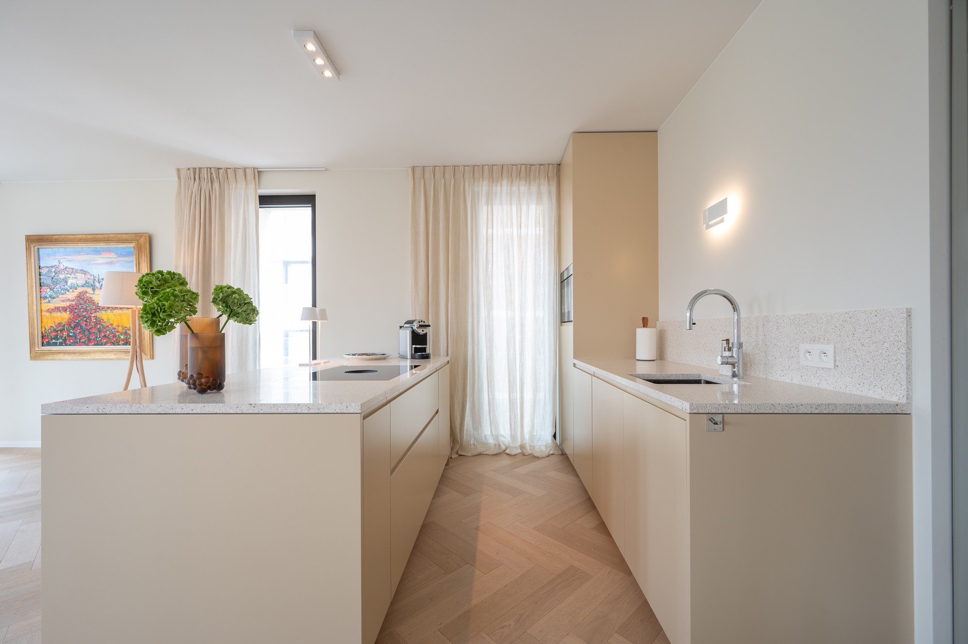 Op de tweede verdieping van de exclusieve residentie Triangle Vert, een gebouw geïnspireerd op de iconische Flat Iron in New York, vindt u dit uitzonderlijke hoekappartement. 