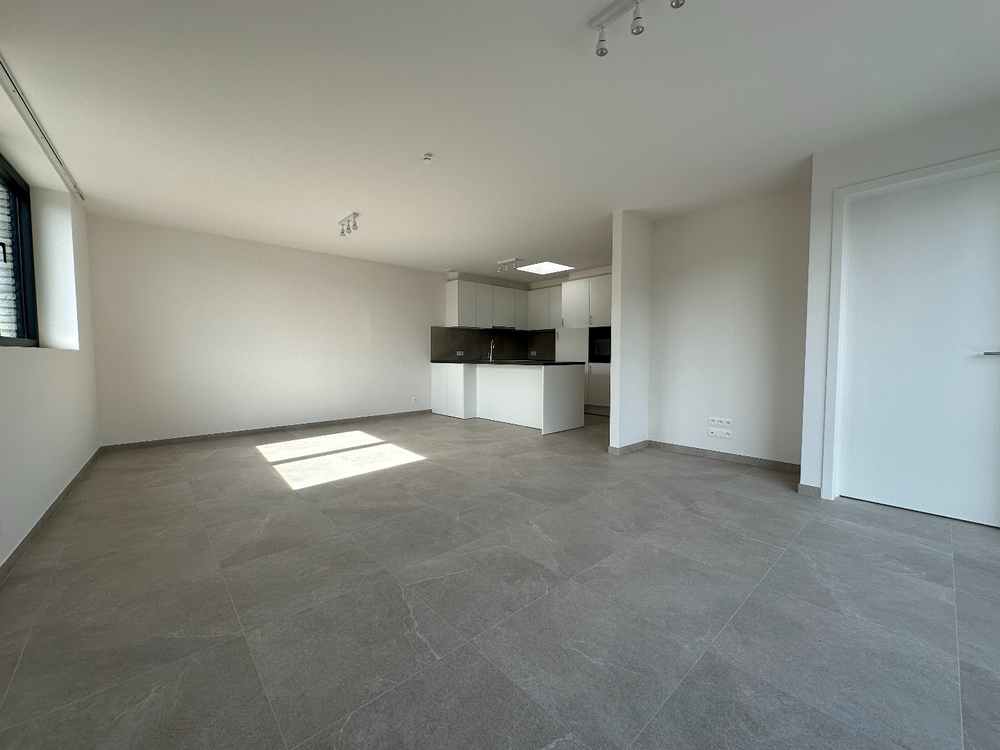 Instapklaar energiezuinig nieuwbouwappartement met mooi zonneterras, Torhout 