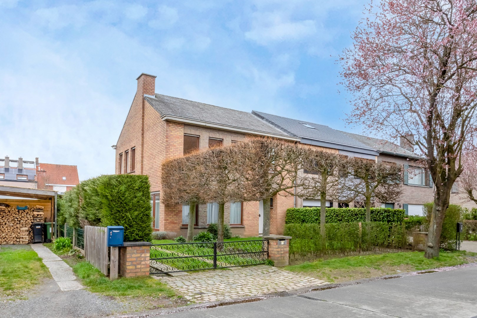 VERKOCHT --- HOB met garage en tuin te Mariakerke 