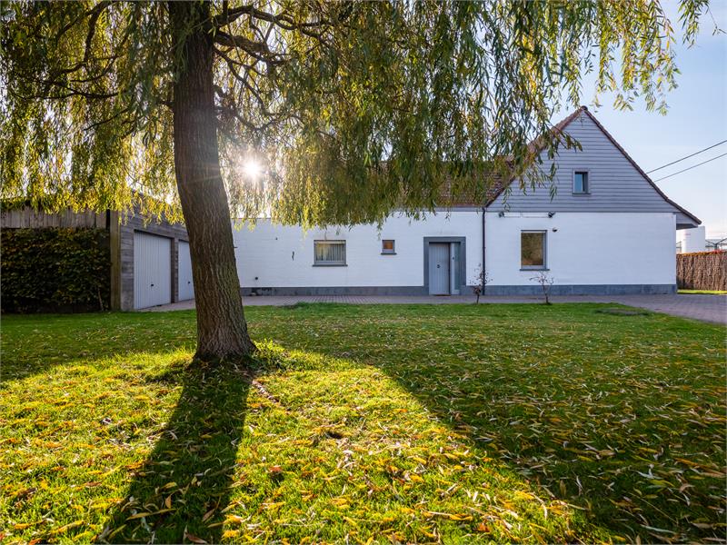 Landelijk gelegen vrijstaande woning op groot stuk grond! 