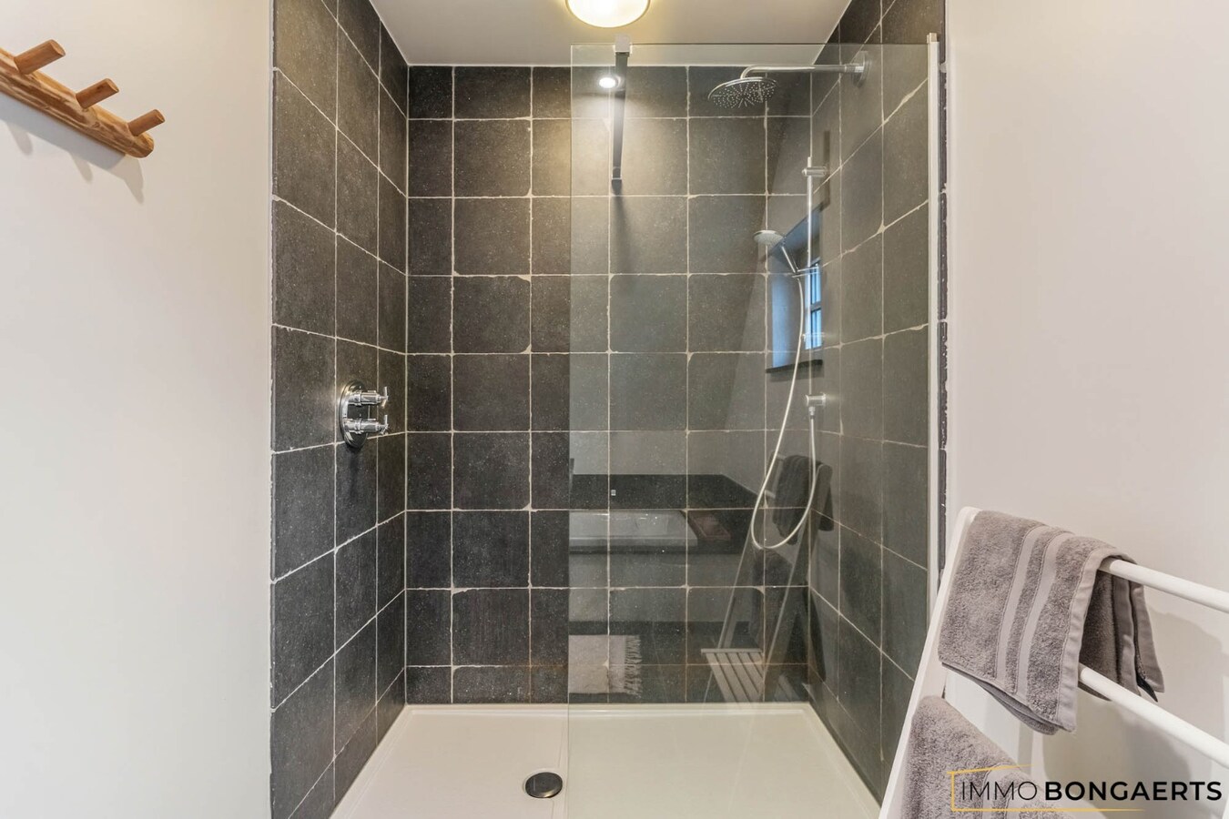 Prachtig afgewerkte woning met praktijkruimte 