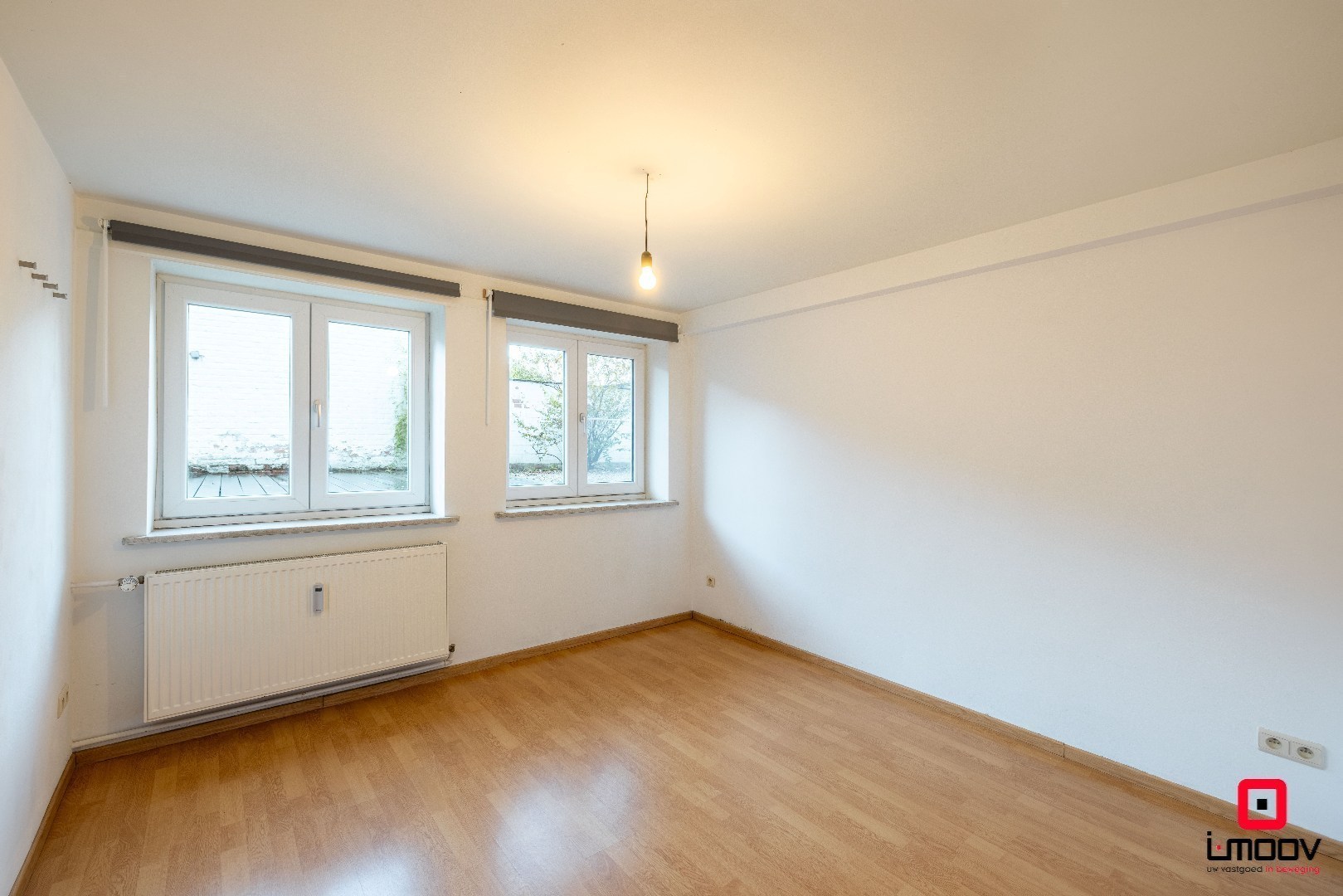 Instapklaar, lichtrijk tweeslaapkamer souterrain-appartement met groot terras &amp; garagebox in topligging – Patijntjestraat Gent 