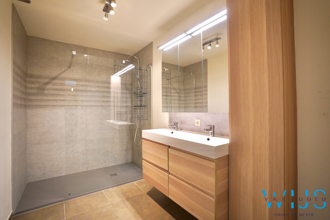 Prachtig ruim 1 slaapkamer appartement op het gelijkvloers met toffe tuin ! 