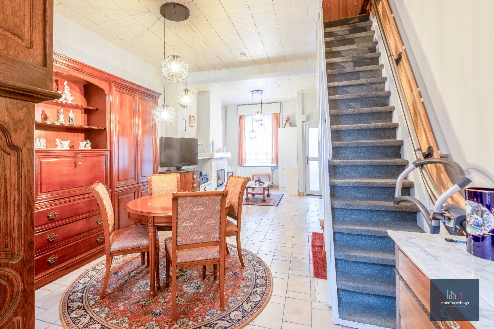 Charmante op te frissen rijwoning met ruime stadstuin 