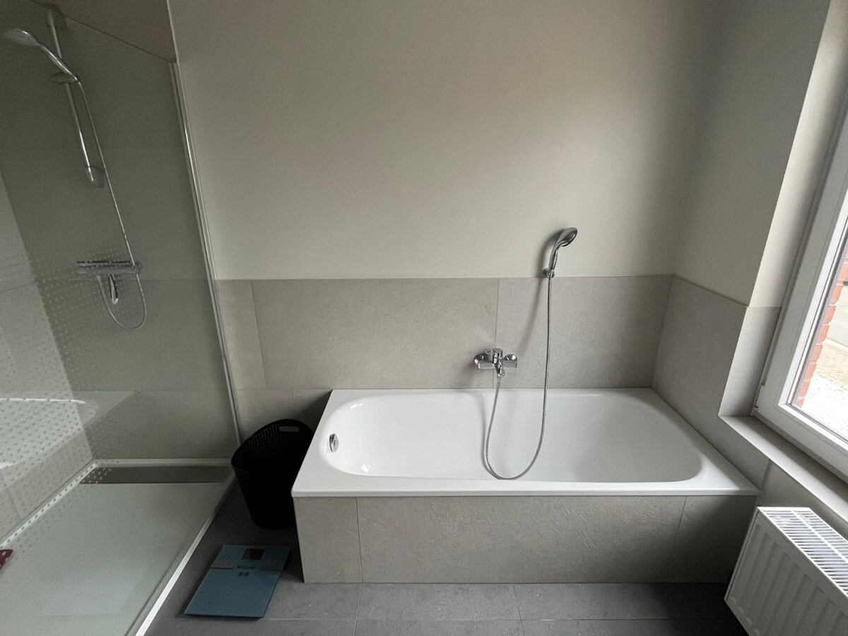 Energetisch gerenoveerde, ruime gesloten bebouwing te Kruisem 