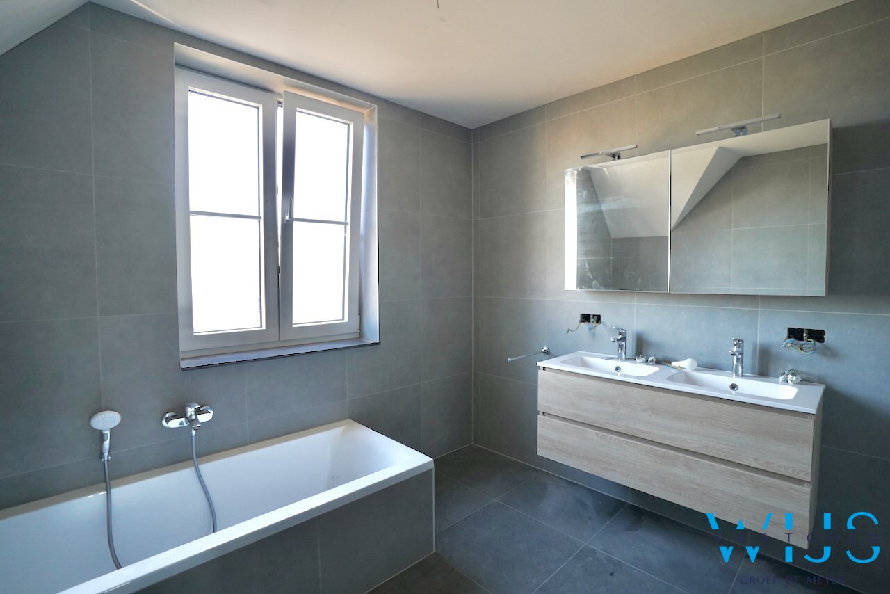 Nieuwbouw met 5 slaapkamers te Oosteeklo ! 