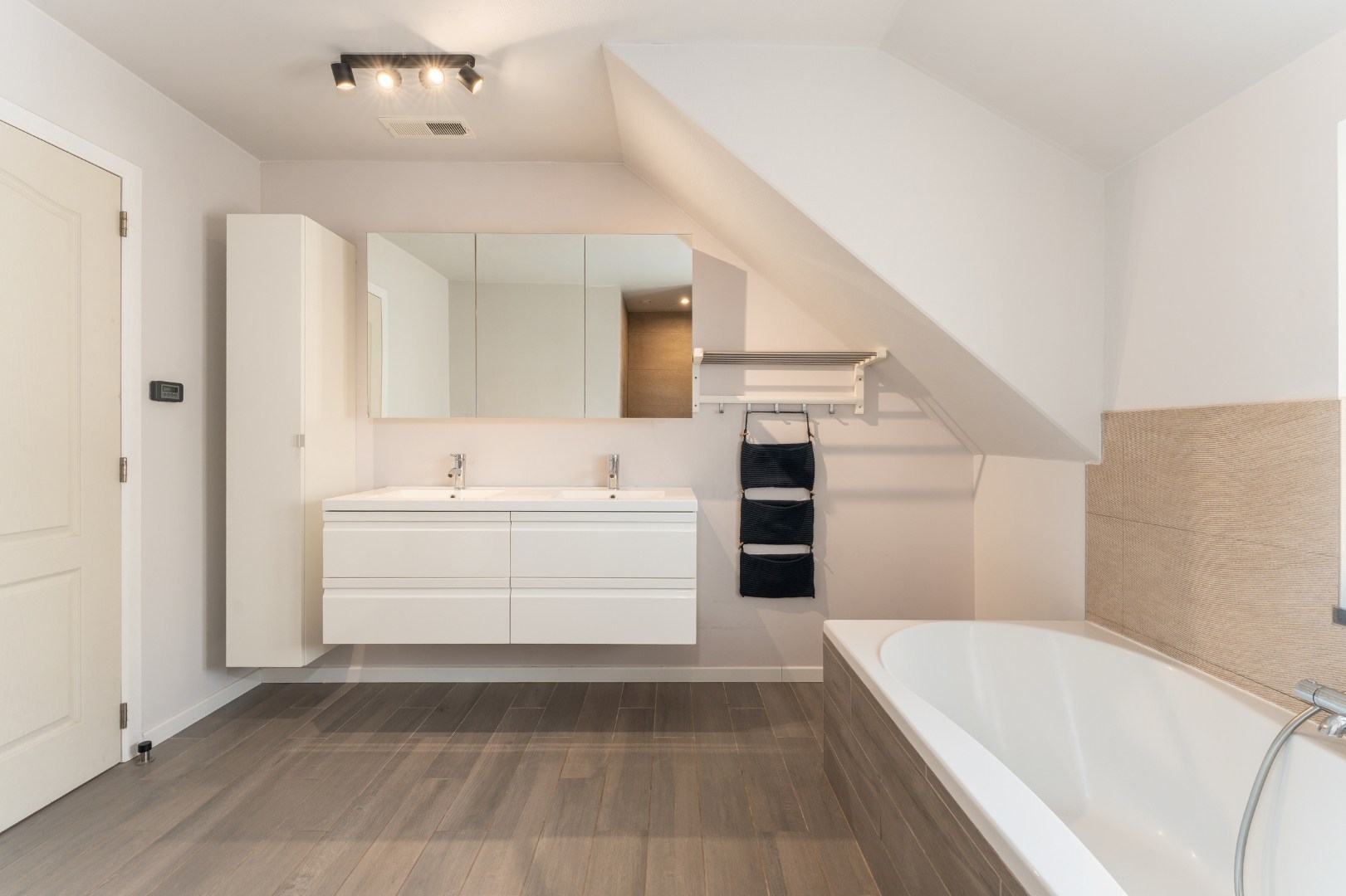 Ruime en recente halfopen bebouwing met 3 volwaardige slaapkamers 