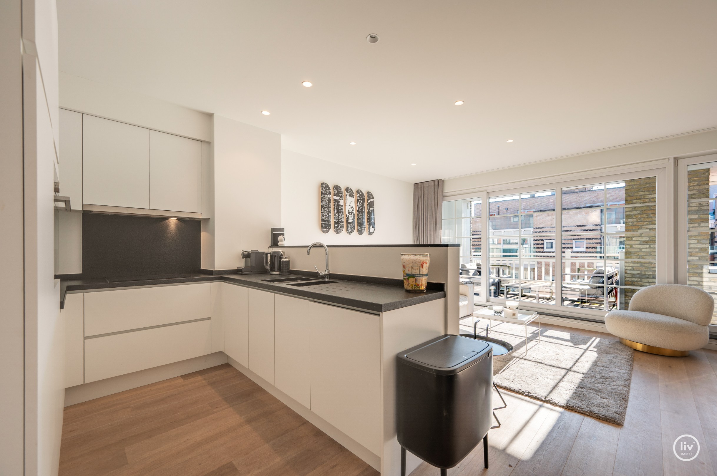 Magnifique, spacieux et récent (2015) appartement avec 3 chambres à coucher complètes et une terrasse ensoleillée, bien situé sur l'avenue Léopold à Knokke. 