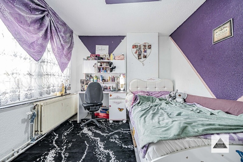 Centraal gelegen halfvrijstaande woning. 6 slaapkamers. Te renoveren. 