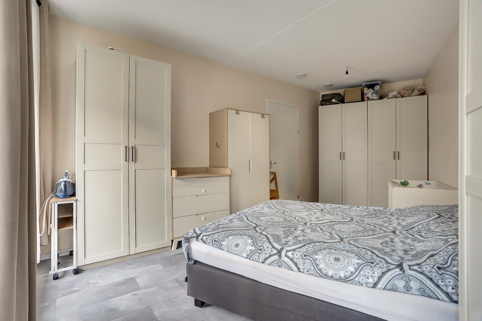 Modern en energiezuinig appartement (A++) met ruim terras op het westen, eigen parkeerplaats, fraaie keuken, badkamer en gelegen op eigen grond. 