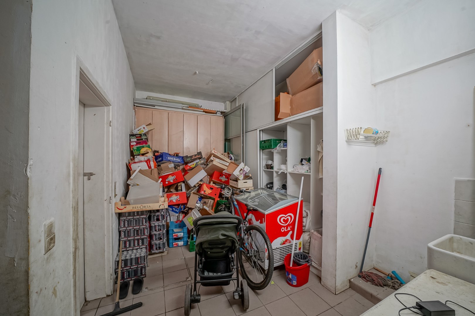 Handelsgelijkvloers met bureauruimte te Oostende 