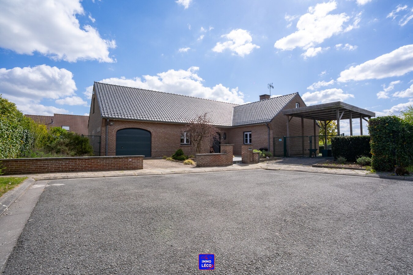 Plain-Pied érigé sur 808m², clos résidentiel prisé, garage et carport, COUP DE COEUR ! 